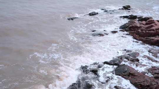 大浪拍打海岸拍击礁石