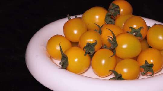 黄色的小西红小番茄健康蔬菜