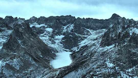 高山湖泊间蜿蜒道路的自然风光