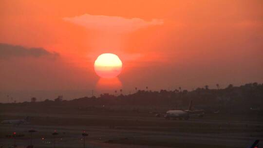 飞机在日落时到达机场视频素材模板下载
