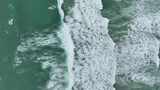 航拍泰国普吉岛海面波浪冲刷沙滩特写高清在线视频素材下载