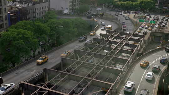 鸟瞰繁忙的高速公路，汽车在沥青路上行驶