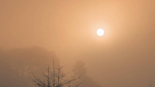 云雾中升起的太阳