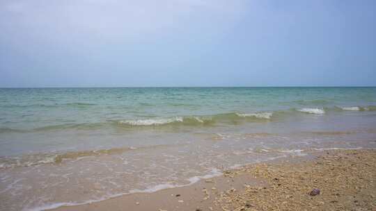 海边浪花拍打海岸