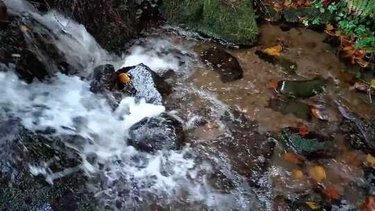 水流过岩石的高角度视图