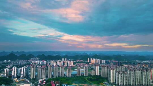 快抬头看天空！一场大雨过后的晚霞格外绚烂