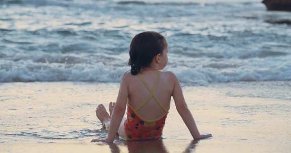 年轻女孩坐在海水里