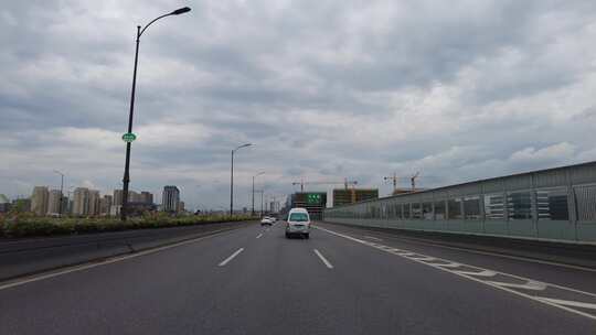 城市公路风景开车视角