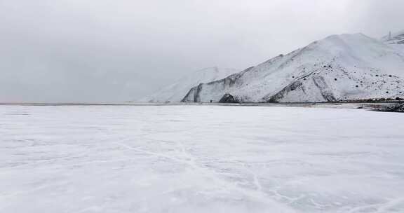 下雪天被大雪覆盖的湖面新疆喀拉库里湖喀湖