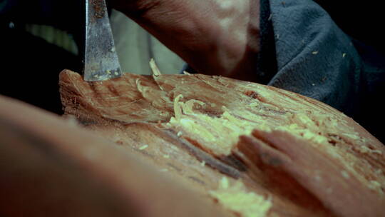 木匠在木头上雕刻