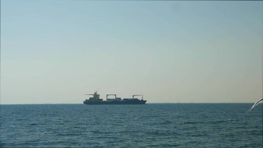 出海的大型集装箱船
