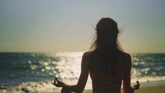 4K_海边沙滩上做瑜伽的女人01