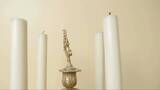 石基青铜烛台-玻璃桌上的天使。高清在线视频素材下载