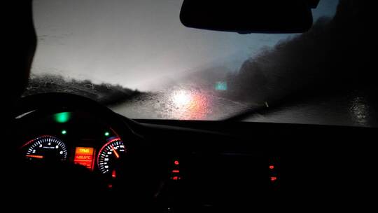 夜晚雨天开车 下雨天行驶危险驾驶高速行驶视频素材模板下载