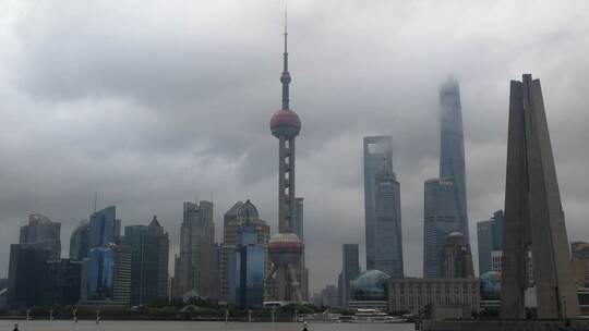 shanghai 从外滩看台风中的东方明珠塔