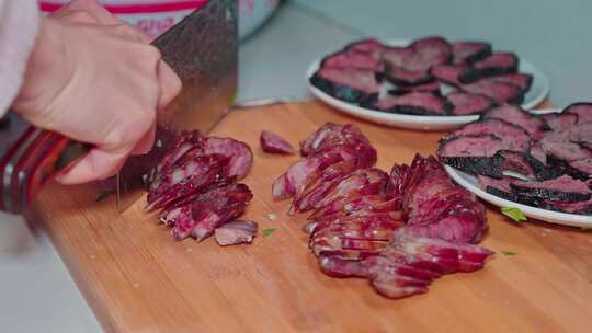 农村年味柴火做饭柴火炒肉切香肠烹饪过程