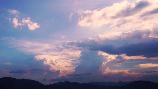 黄昏山峰天空唯美云朵森林延时夏日傍晚美景