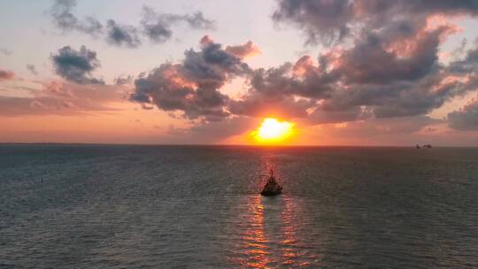 海上落日驾驶小船的渔夫视频素材模板下载