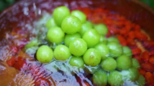 清洗绿巨型葡萄