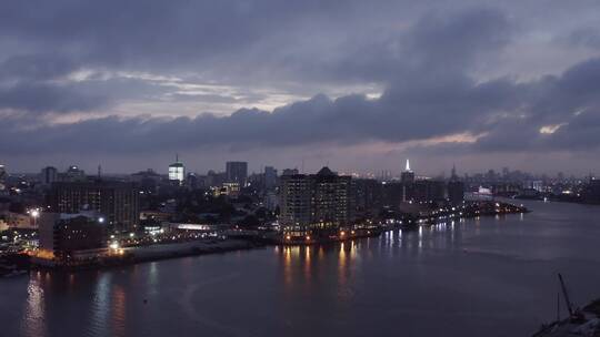 夜晚城市外滩景色的