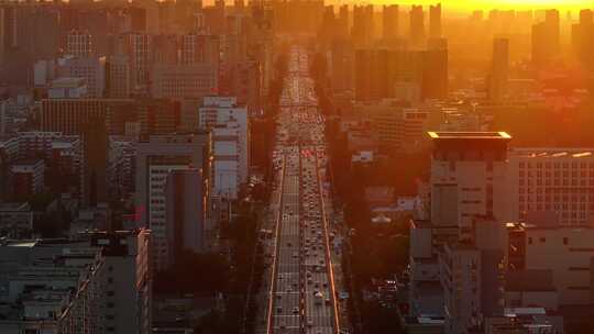 夕阳下城市建筑中的主干道与车流