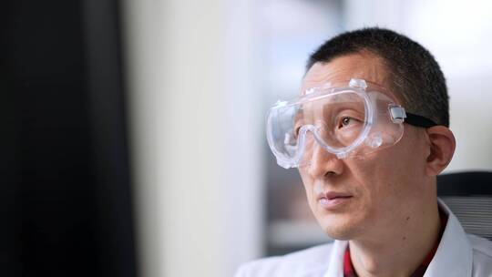 办公室科研实验室戴着护目镜中年男技术人员