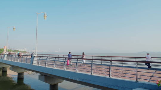 滨海边桥市民游客行人休闲晴天蓝视频素材模板下载