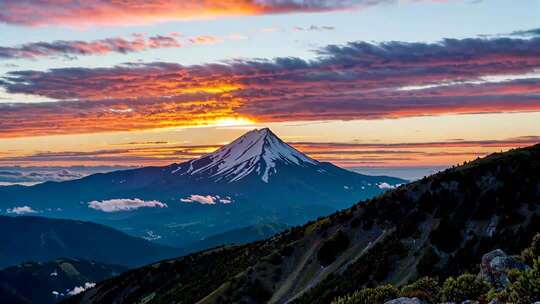 雪山日出壮丽自然景观