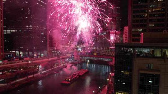 芝加哥河上的烟火表演光观船摩天大楼夜景
