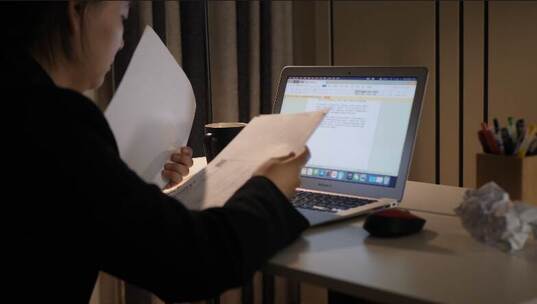 白领加班情绪烦躁