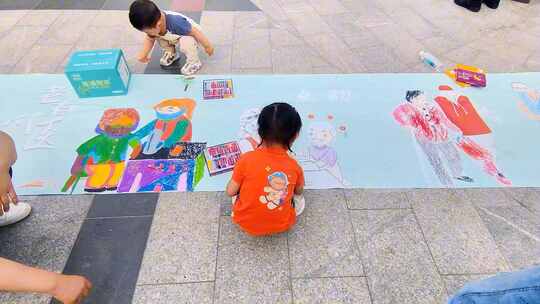 儿童在长卷上绘画/儿童画·/童真童趣视频素材模板下载