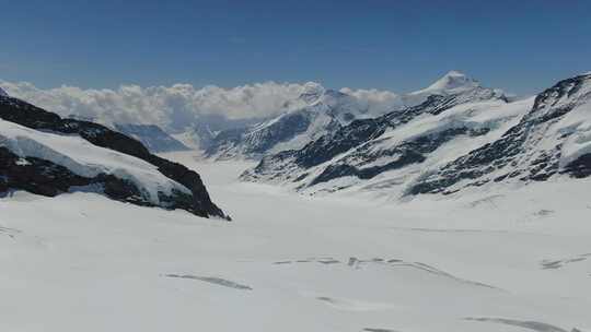 飞越瑞士阿尔卑斯山最大的冰川阿莱奇