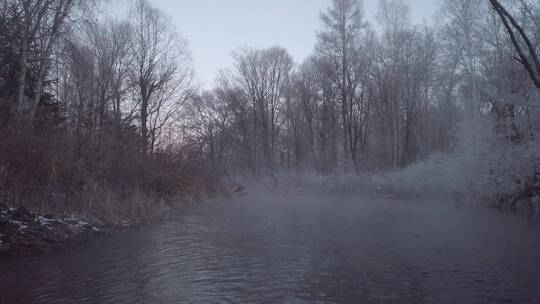 冬天小溪雾气蒸腾