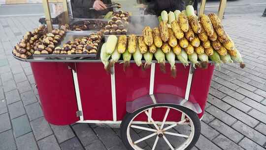 街头小贩卖烤玉米