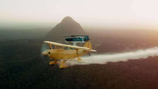 空对空、轻型飞机、飞行、烟雾