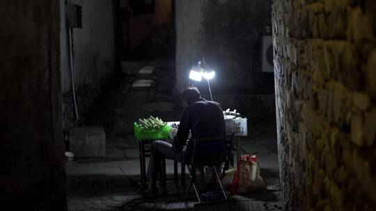 宏村景区夜晚的摆摊商家