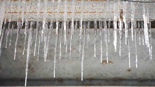 冬季冰柱寒冷冰锥结冰融化滴水_慢动作视频素材模板下载