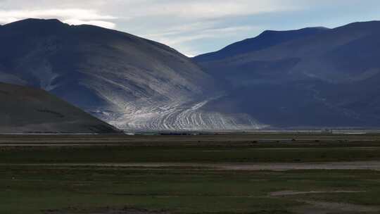 西藏阿里地区草原雪山航拍