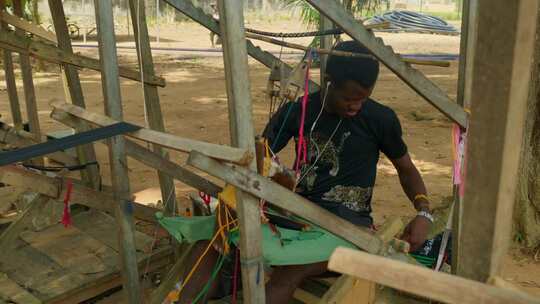 贫困非洲男孩手工制作织布