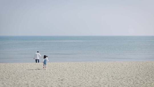 家庭在海滩夏季度假旅游暑假民宿里放松和休息