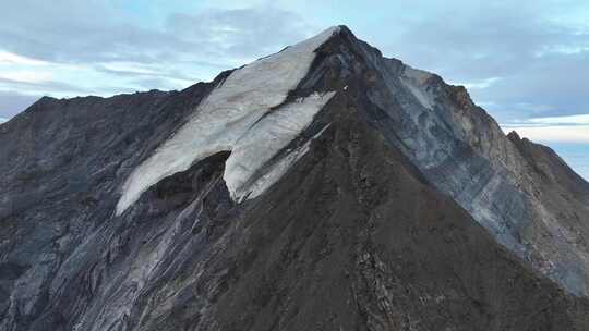 航拍四川岷山山脉主峰雪宝顶雪山风光