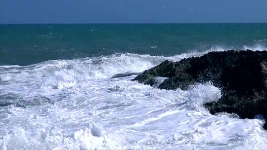 海浪拍打着岩石