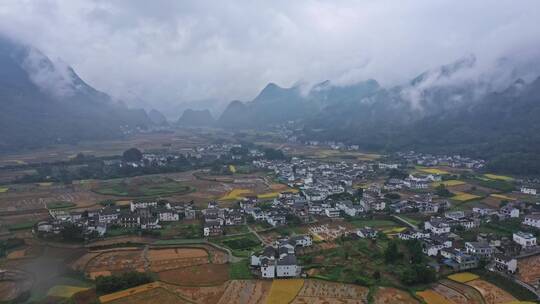 秋季万峰林的田园风景