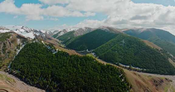 航拍雪山峡谷