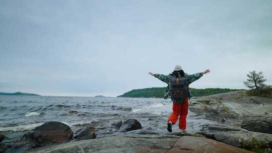 女人，背包，徒步旅行，湖