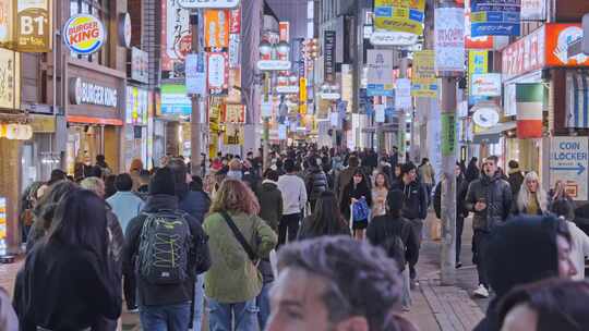 日本东京歌舞伎涉谷街道路口人流