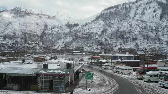 雪山地区一个城镇的无人机镜头