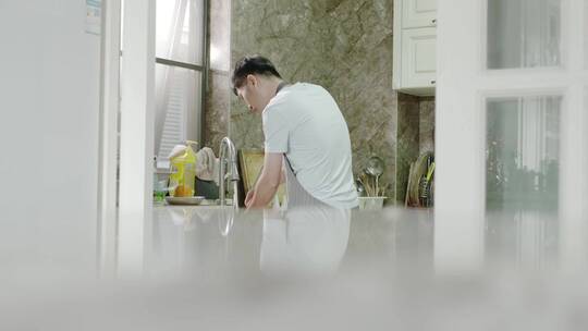 居家男人家居厨房不会做饭的男人为爱下厨