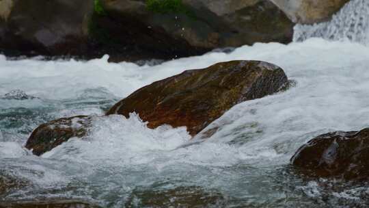 石头间的小溪流水飞溅水花