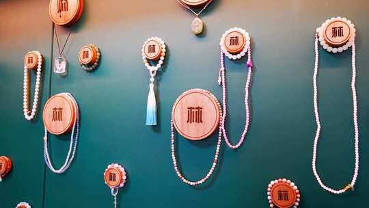 展示墙上的珠宝项链素材